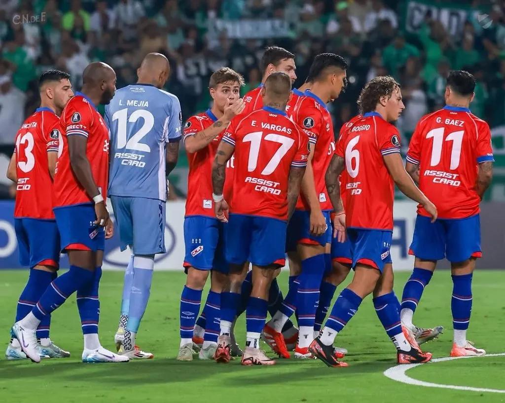 Eduardo Vargas y sus compañeros de Nacional en el partido contra Atlético Nacional (@nacional).