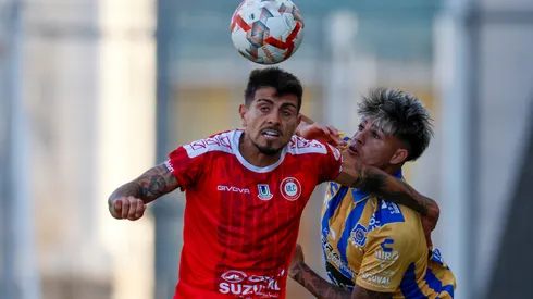 Christopher Díaz disputa el balón con Alan Medina en el juego entre Unión La Calera y Everton en la Copa Chile 2025.