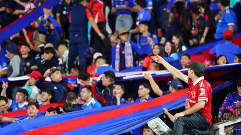 Más de 40 hinchas azules llegaron al Estadio Nacional.