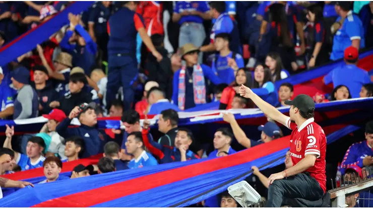 Más de 40 hinchas azules llegaron al Estadio Nacional.