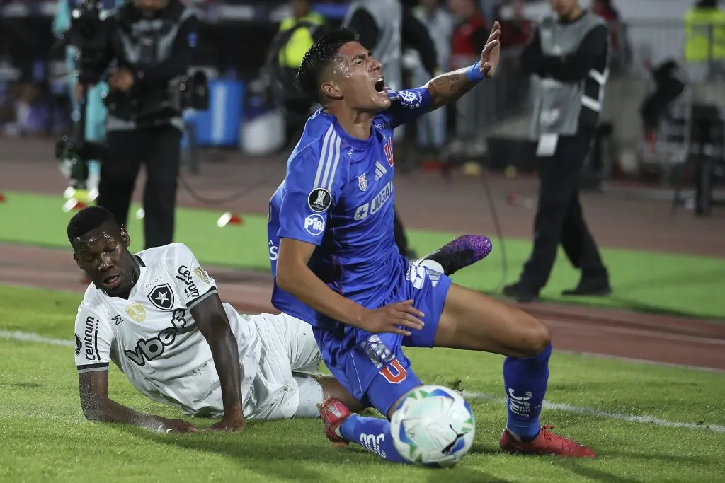 El Tucu Sepúlveda provocó una amarilla a Patrick de Paula en esta acción, que terminó con un pésimo tiro libre de Leandro Fernández.  Felipe Zanca/Photosport