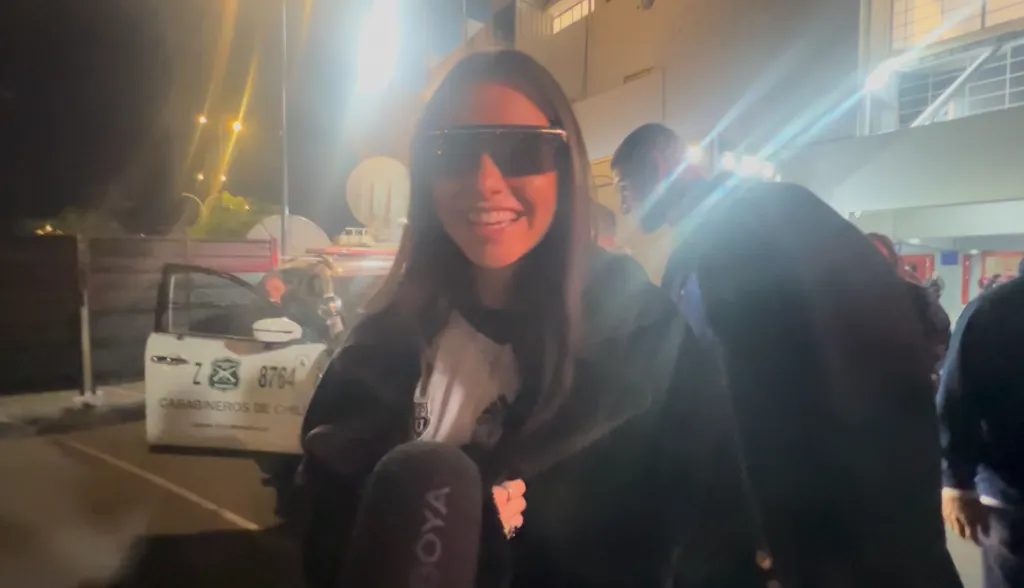 Emilia Dides se sacó fotos con los hinchas de U de Chile en el Estadio Nacional.