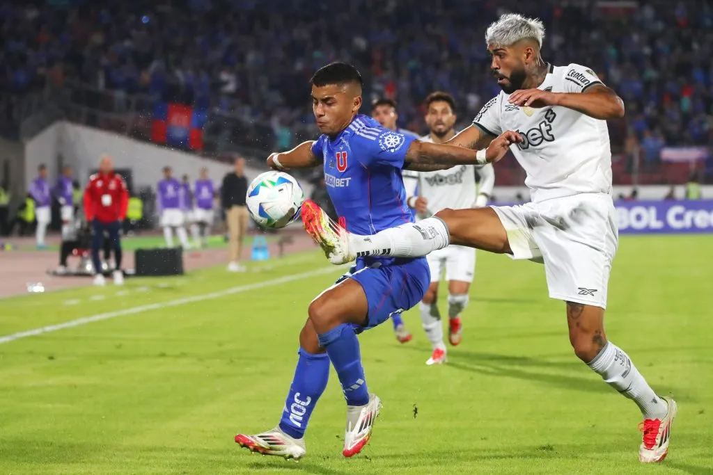 Nicolás Guerra lucha el balón con Alexander Barboza. (Jonnathan Oyarzun/Photosport).
