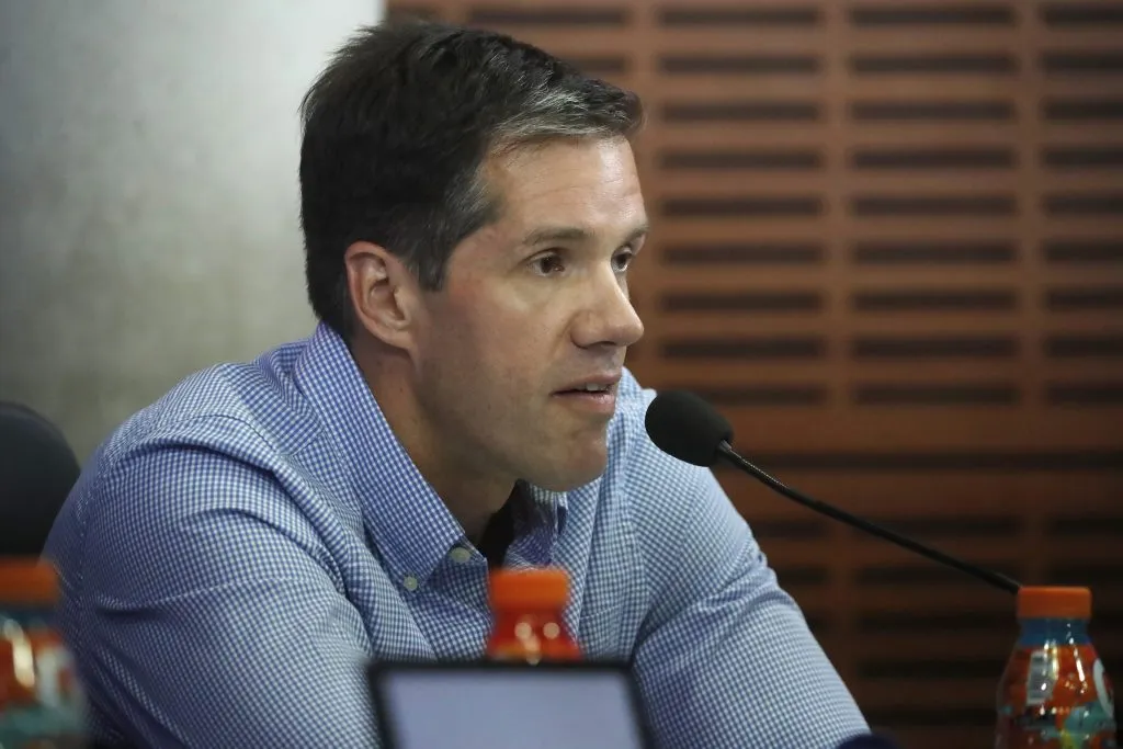 Michael Clark es el apuntado en la dirigencia de Azul Azul para pedir la salida de periodistas. Foto: Jonnathan Oyarzun/Photosport