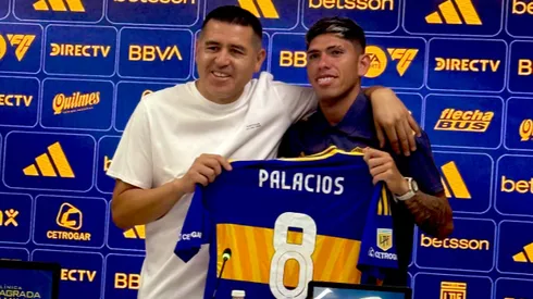 Juan Román Riquelme en la presentación de Carlos Palacios como refuerzo de Boca Juniors.