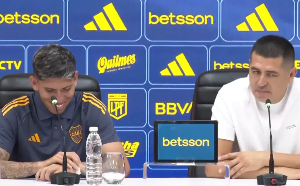 Carlos Palacios y Juan Román Riquelme en la presentación de Boca. (Captura).