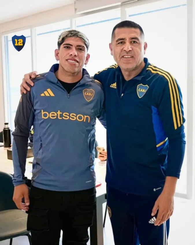 Juan Román Riquelme junto a Carlos Palacios. (Foto: Boca Juniors).