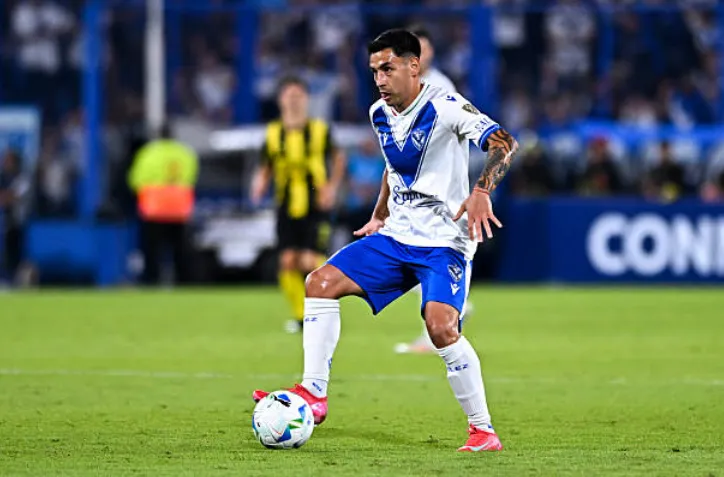 Claudio Baeza en acción ante Peñarol por la Copa Libertadores. (Foto: Getty Images).