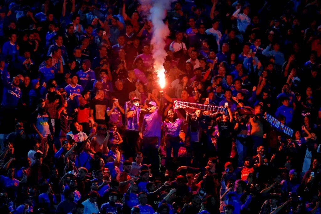Una de las cinco bengalas que prendieron hinchas de U de Chile y que informó Conmebol (Photosport)