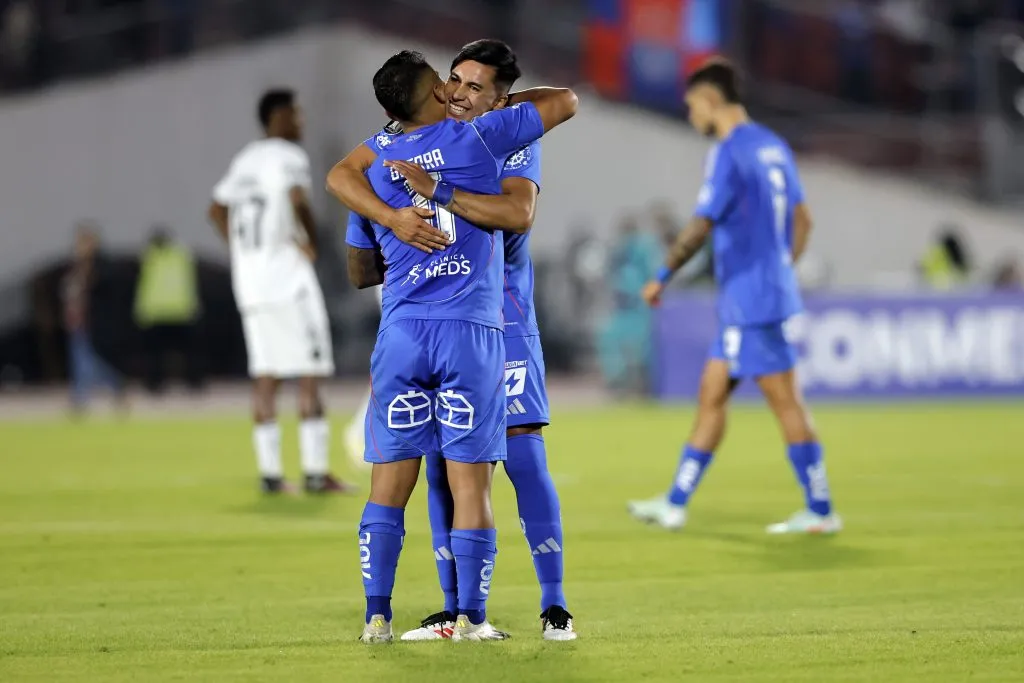 Guerra y Castro se abrazan tras el triunfo azul ante Botafogo. Imagen: Photosport