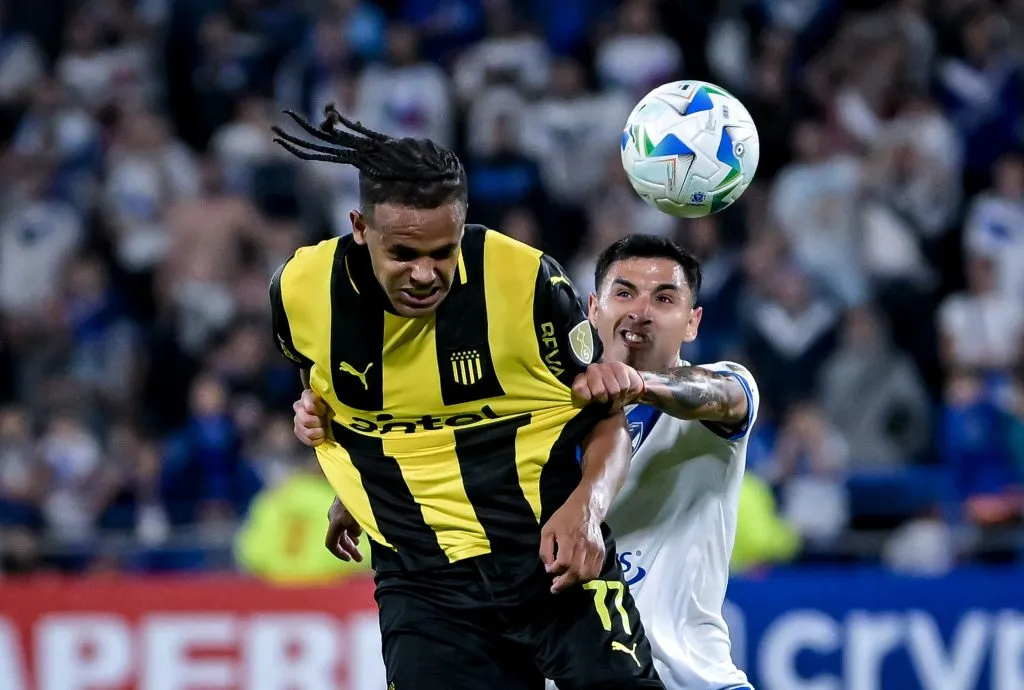 Claudio Baeza en acción ante Peñarol. También había sido titular ante Deportivo Riestra en el debut de Barros Schelotto. (Marcelo Endelli/Getty Images).
