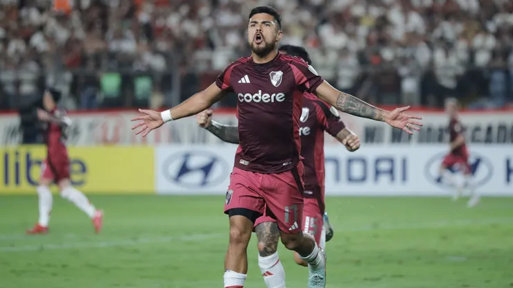Paulo Díaz celebrando su gol por River Plate ante Universitario.
