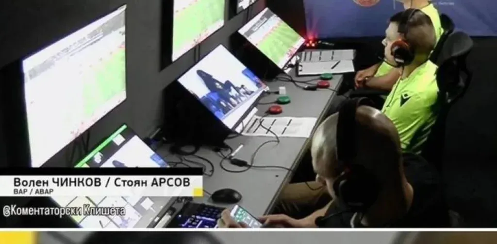 El momento en que el árbitro búlgaro ingresó a una casa de apuestas durante su trabajo en el VAR. | Foto: Captura.