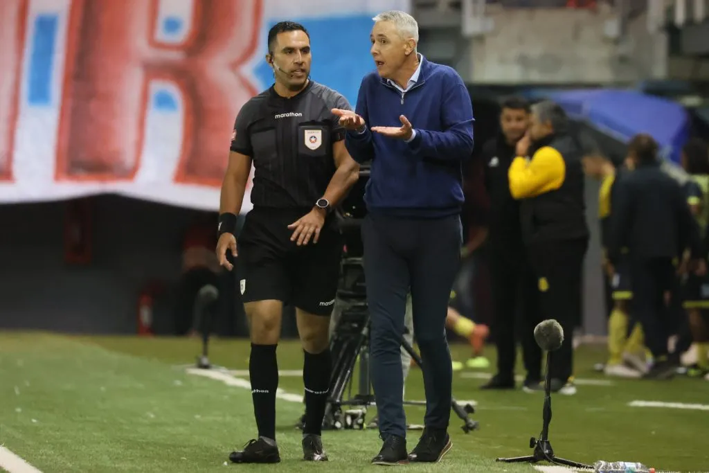 Nunes no se irá de la banca de Católica