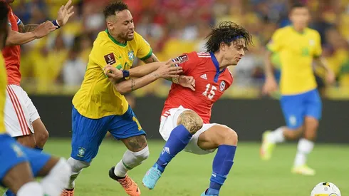 Joaquín Montecinos jugando ante Brasil en el Maracaná en el 2022.