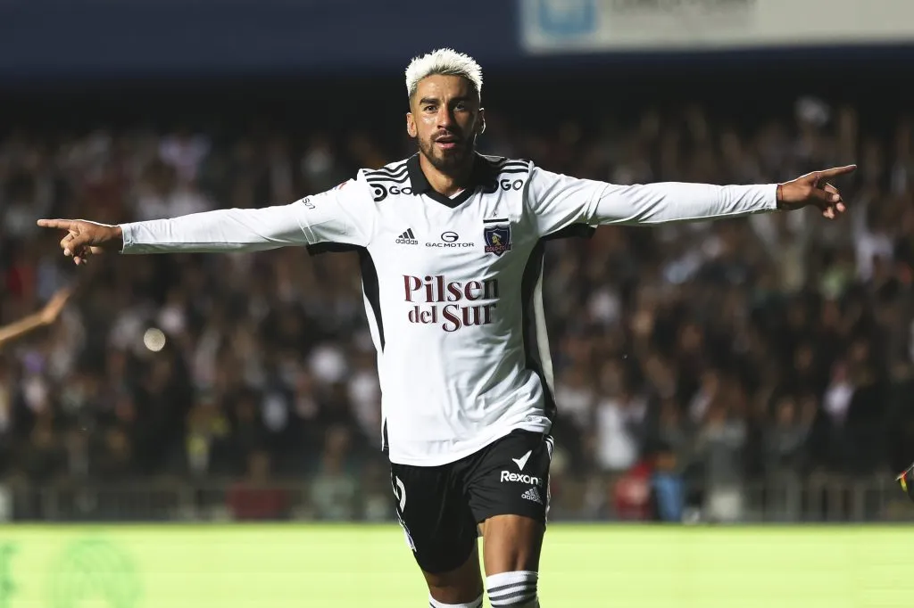 Juan Martín Lucero celebrando con la camiseta de Colo Colo. Foto: Javier Vergara/PHOTOSPORT
