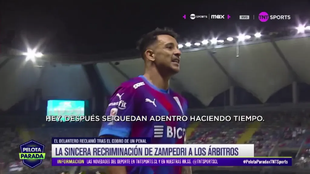 El diálogo de Fernando Zampedri con los árbitros que, además, protestaron previo al encuentro con San Luis por la Copa Chile. Foto: Captura TNT Sports.