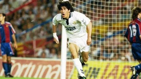 Iván Zamorano celebrando con la camiseta de Real Madrid.