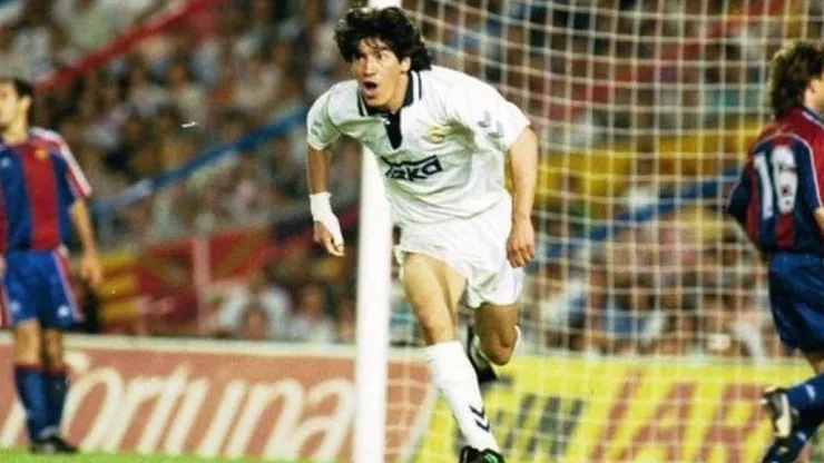 Iván Zamorano celebrando con la camiseta de Real Madrid.