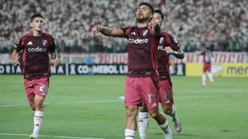 Paulo Díaz celebrando su gol en Lima.