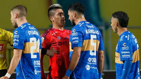 El jugador de la U, Leandro Fernández, encara a Ramiro González de Everton.