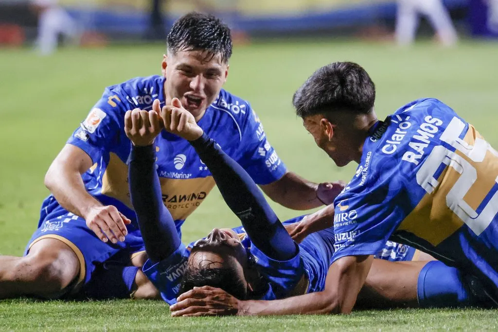 Joan Cruz recibe las felicitaciones de Emiliano Ramos y de Raimundo Rebolledo. (Andres Pina/Photosport).