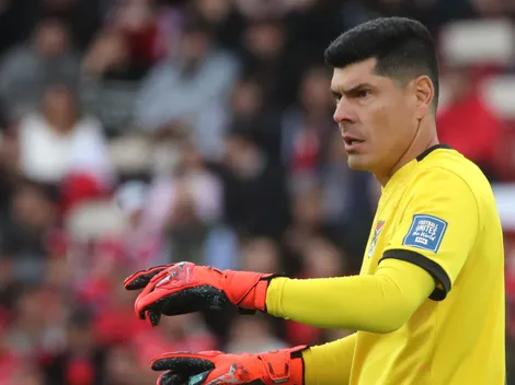 No es Huachipato: Carlos Lampe posa con camiseta de equipo chileno