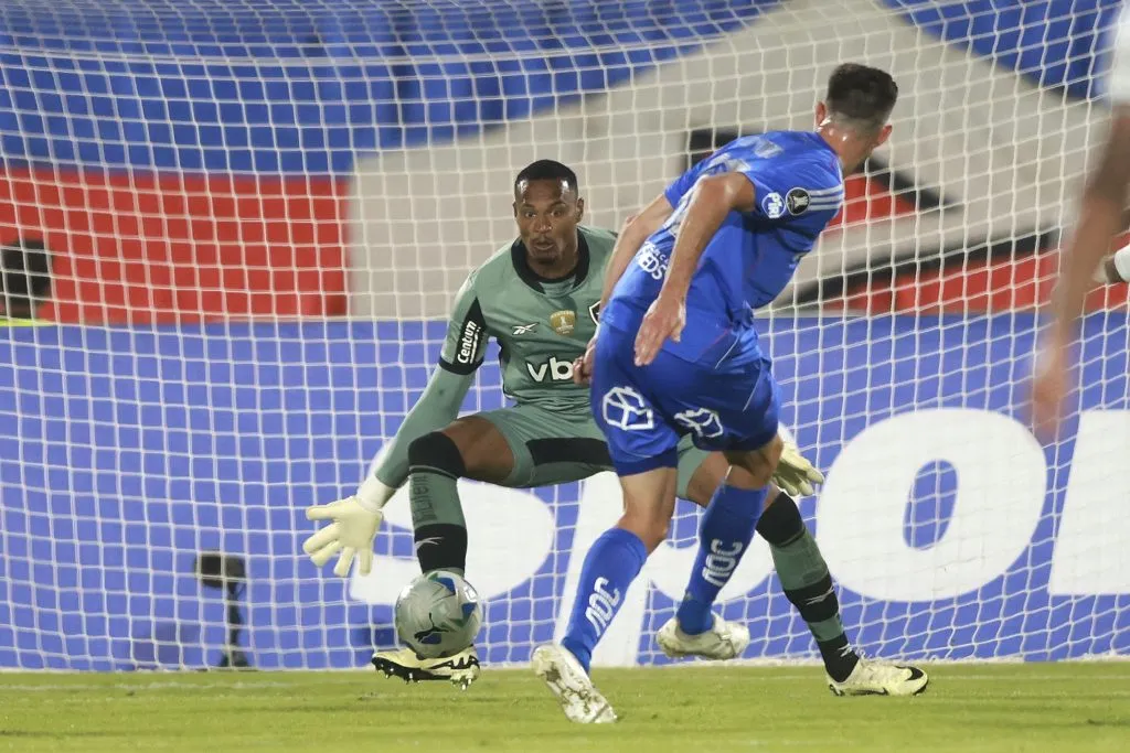 Lucas di Yorio y el remate del 1-0 de U de Chile ante Botafogo. (Felipe Zanca/Photosport).