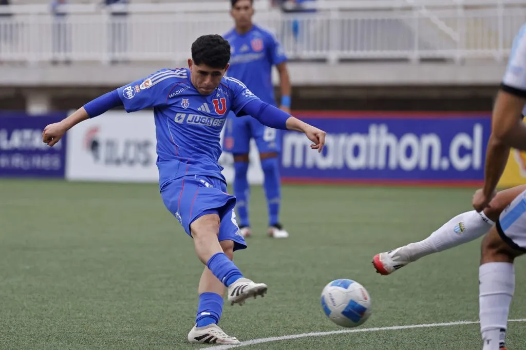 El remate de Flavio Moya ante Magallanes. (Sebastian Cisternas/Photosport).