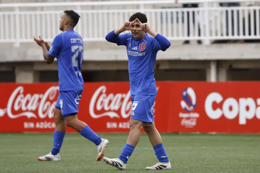 Flavio Moya celebró así su primer gol en la Universidad de Chile. (Sebastian Cisternas/Photosport).