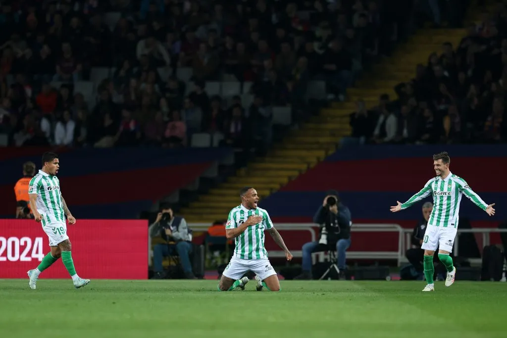 Real Betis empata con Barcelona en la Liga de España, y le dio una mano más que importante para Real Madrid. Foto: Judit Cartiel/Getty Images.
