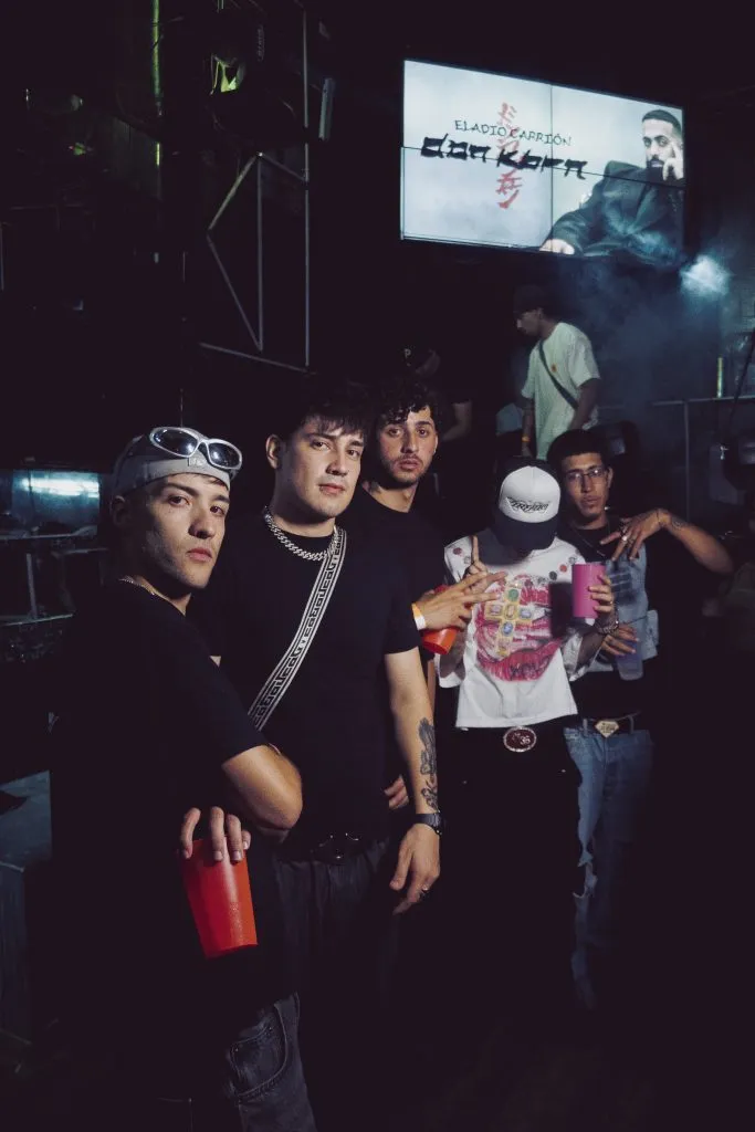 Mucha gente llegó a ver a Eladio Carrión, cuya música se escucha mucho en la Roja