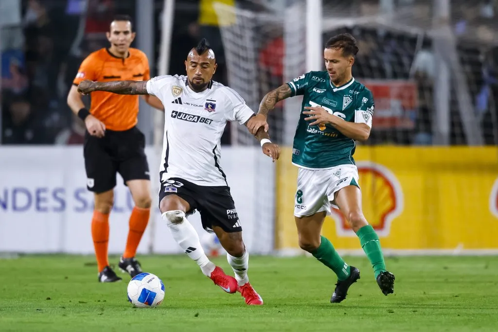 Arturo Vidal enfrenta a Joaquín Pereyra en Santiago Wanderers. (Pepe Alvujar/Photosport).