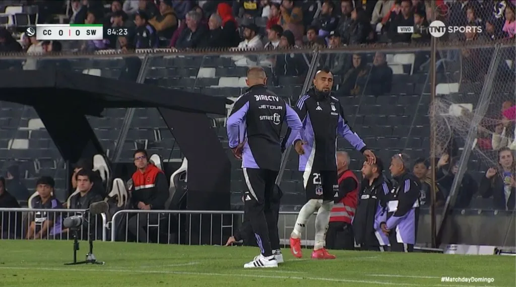 Vidal termina de abrirle los brazos a Almirón en señal de disconformidad. (Captura TNT Sports).