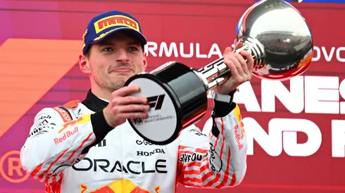 Max Verstappen con el trofeo del GP de Japón.