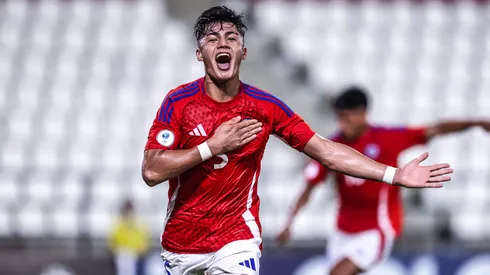 Alonso Olguín celebrando su gol ante Paraguay.