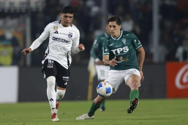 Claudio Aquino en acción ante Santiago Wanderers. (Felipe Zanca/Photosport).