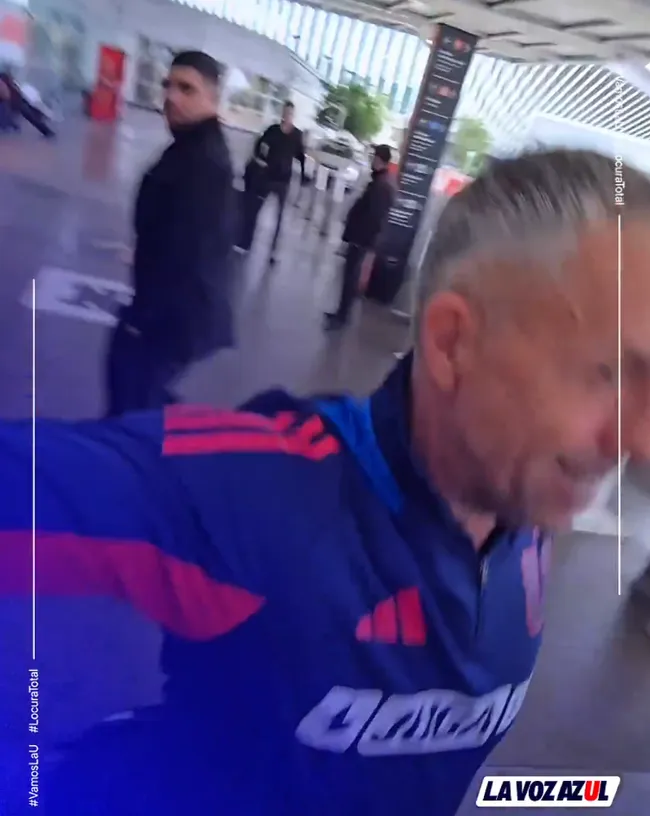 El momento en que Gustavo Álvarez toma el celular. (Captura Twitter).