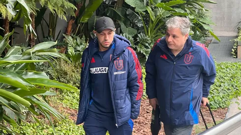 Marcelo Díaz llega al Hotel Brizo junto con la U de Chile.