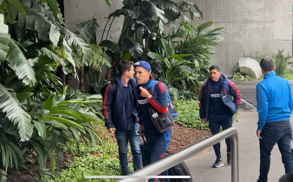 Leandro Fernández en el arribo a La Plata para la Copa Libertadores. Foto: Redgol.