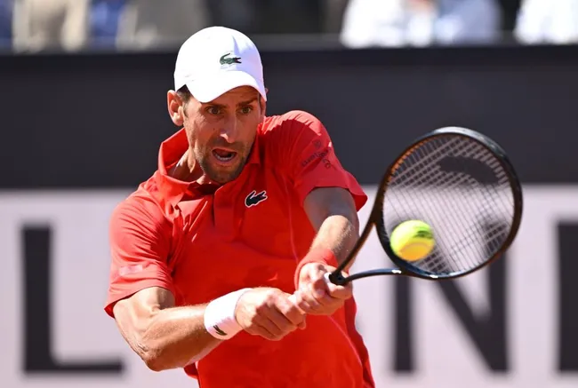 Novak Djokovic juega contra Alejandro Tabilo en el Masters de Roma 2024 (Getty Images).