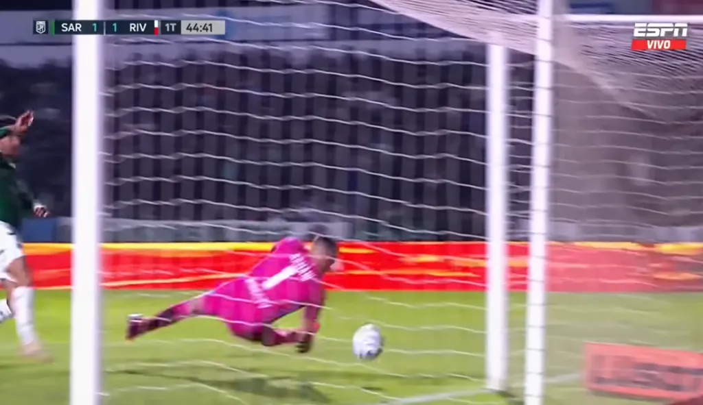 El Chaco Insaurralde le hizo un gol a Franco Armani con Sarmiento de Junín. (Foto: Captura TyC Sports).