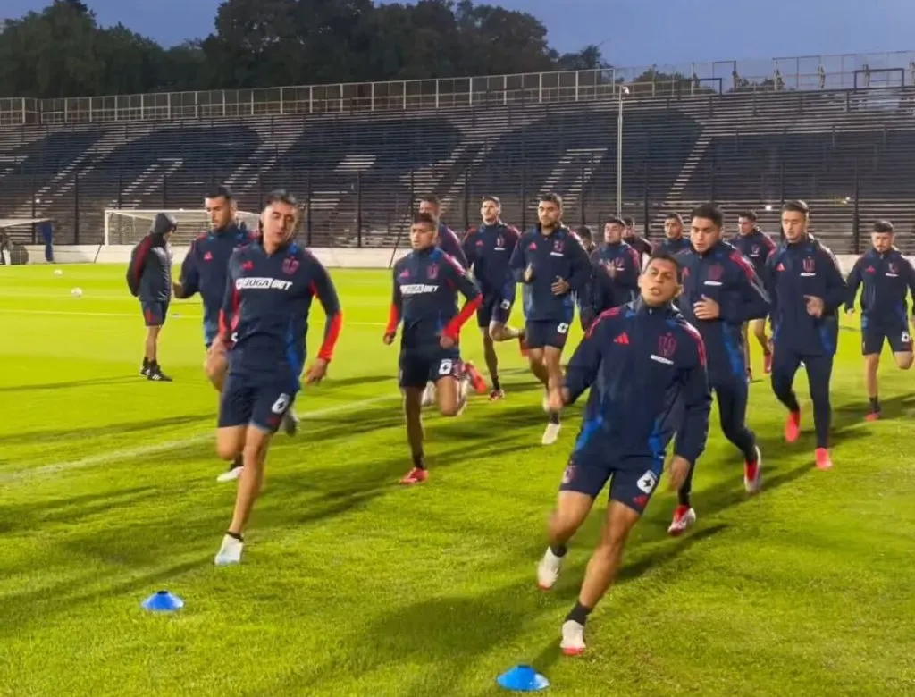 U de Chile entrenó bajo la lluvia en la cancha de Gimnasia en La Plata. Foto: U de Chile.