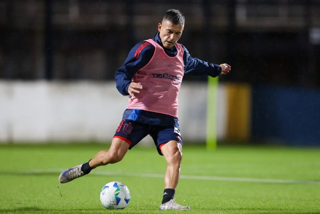 Charles Aránguiz entrenó de titular en U de Chile en Argentina. Foto: U de Chile.