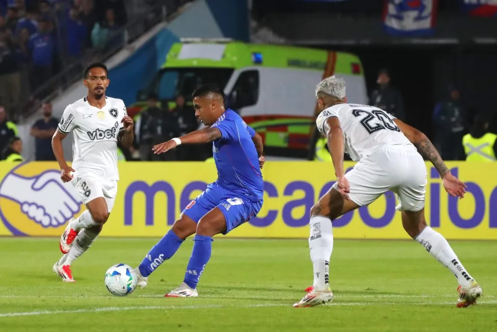 Nicolás Guerra y la asistencia para Di Yorio ante Botafogo. (Jonnathan Oyarzun/Photosport).