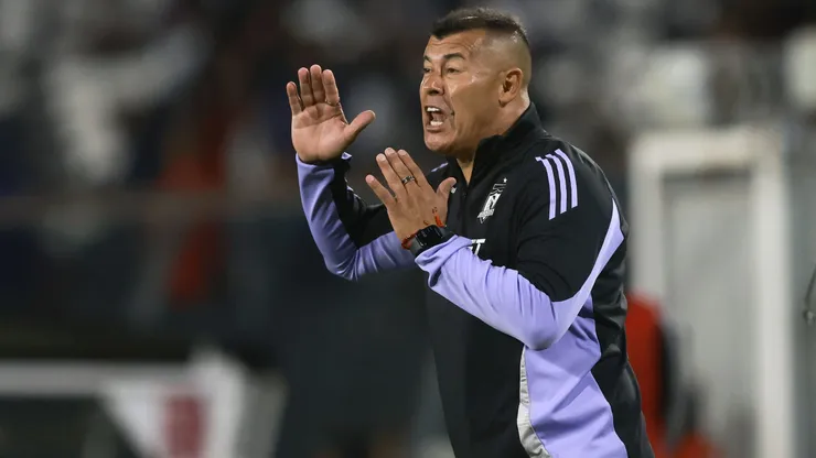 Jorge Almirón arma la formación de Colo Colo ante Fortaleza.