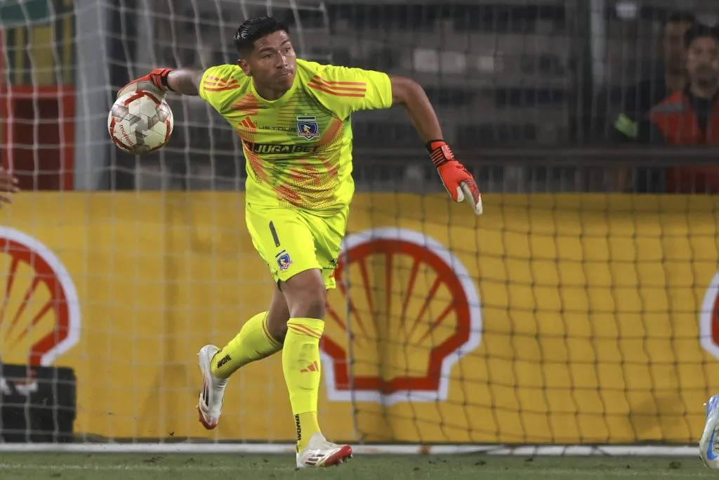 Brayan Cortés superó sus problemas de salud y estará en la formación de Colo Colo ante Racing. Foto: Photosport.