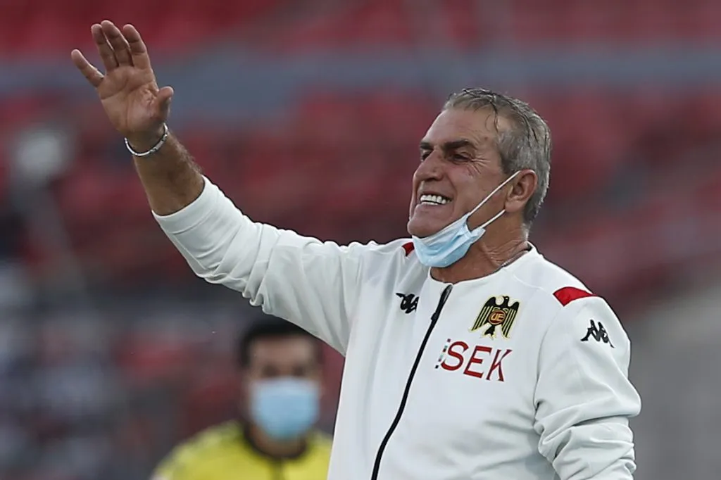 Jorge Pellicer da indicaciones en la Unión Española, último equipo que dirigió en el fútbol chileno. (Marcelo Hernandez/Photosport).