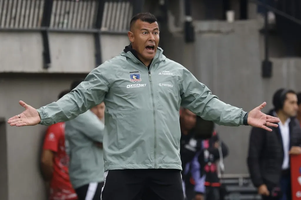 Jorge Almirón terminó muy molesto el partido ante Wanderers en el Monumental. (Sebastian Cisternas/Photosport).