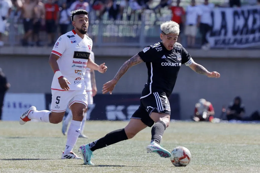 Carlos Palacios en acción por Colo Colo ante Deportes Copiapó. (Javier Torres/Photosport).